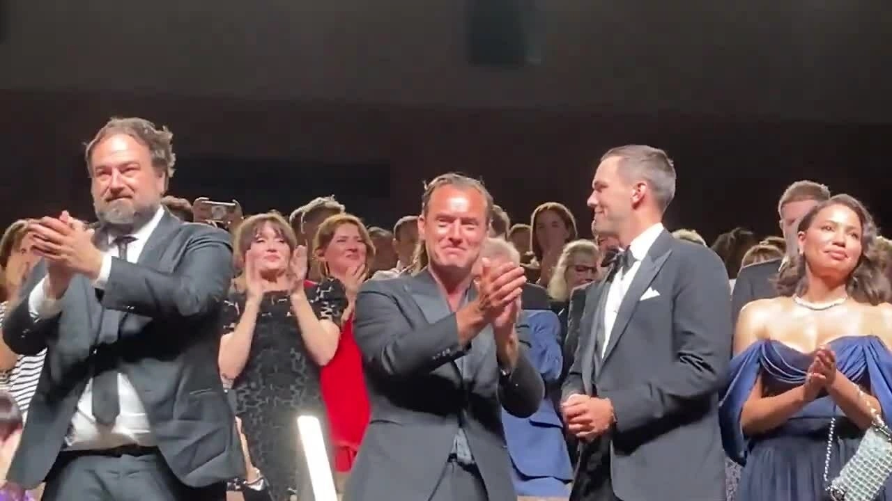Jude Law và êkíp 'The Order' nhận tràng pháo tay 7 phút từ khán giả