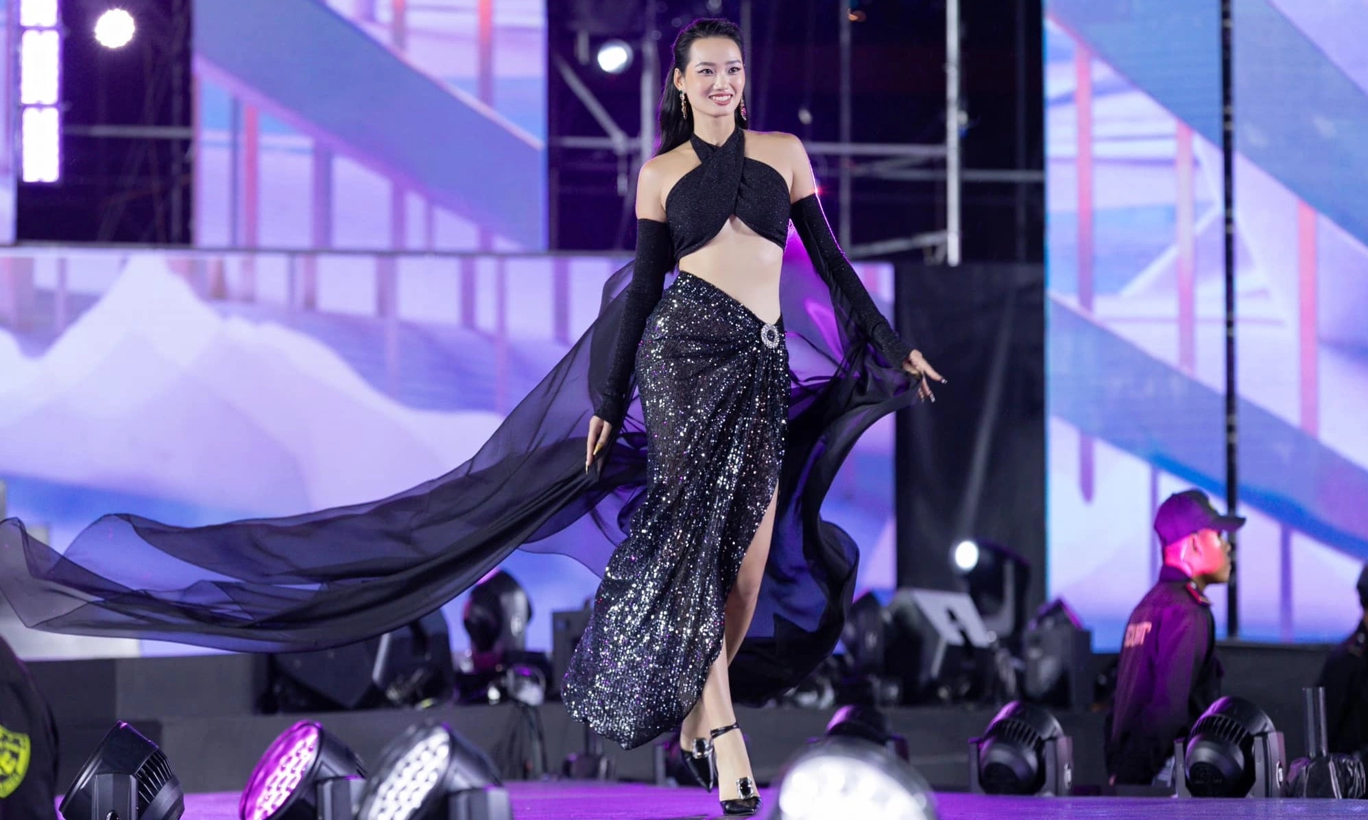 Quỳnh Anh diễn thời trang tại Miss Universe Vietnam
