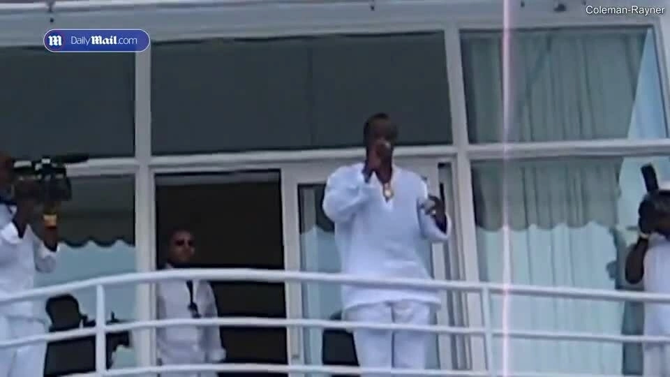 Diddy phát biểu trong một bữa tiệc White Party