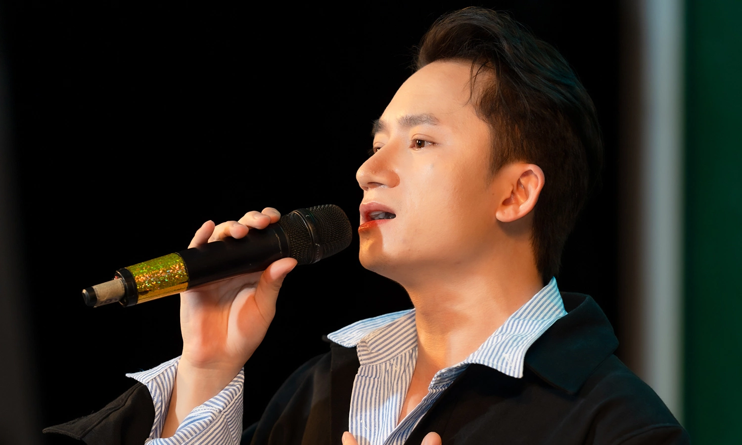 Phan Mạnh Quỳnh hát một đoạn nhạc phim - "Có một chuyện tình"