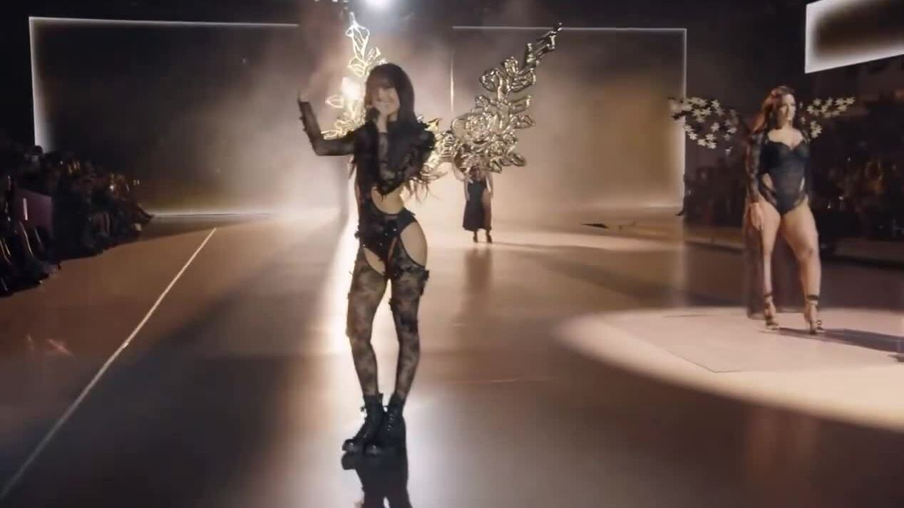 Lisa hát 'Moonlit Floor'