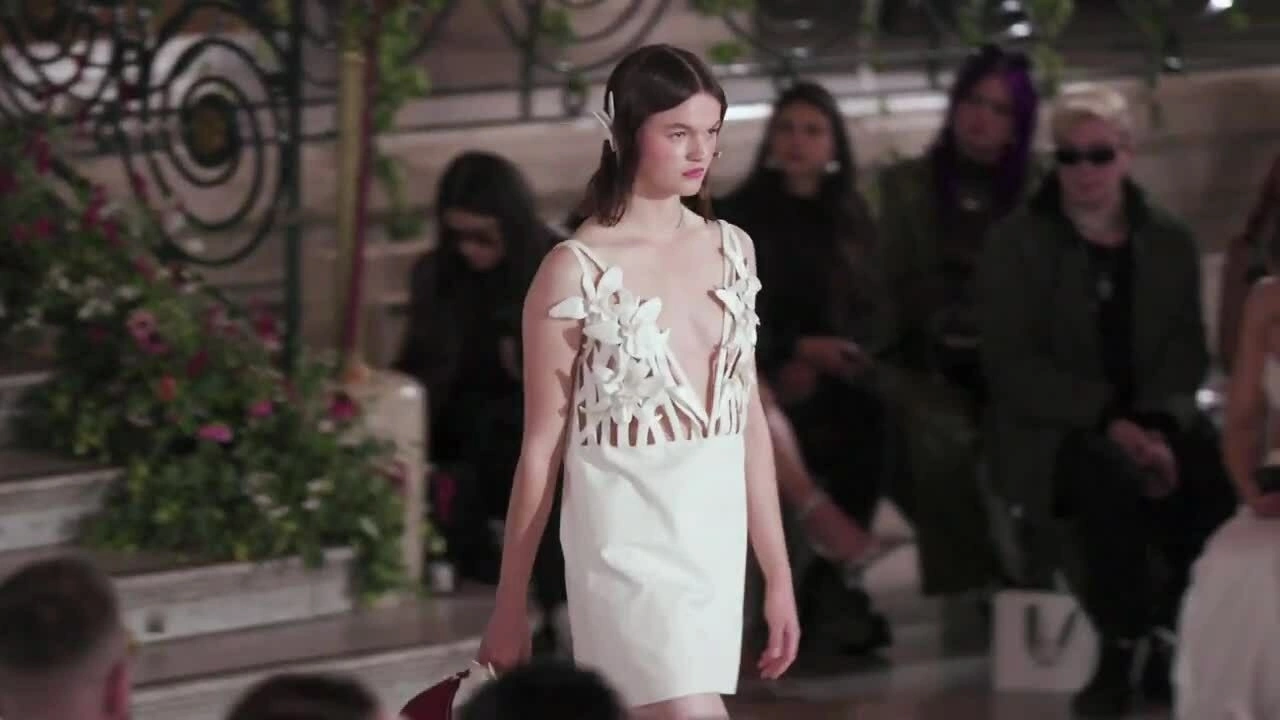 Sao Trung Quốc diện áo hoa lan của NTK Việt