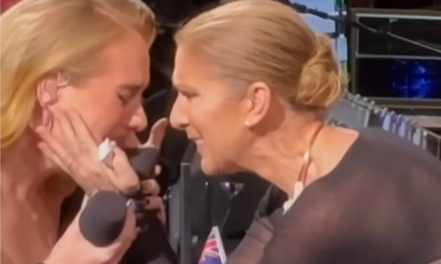 Khoảnh khắc Adele, Celine Dion ôm nhau khóc gây sốt