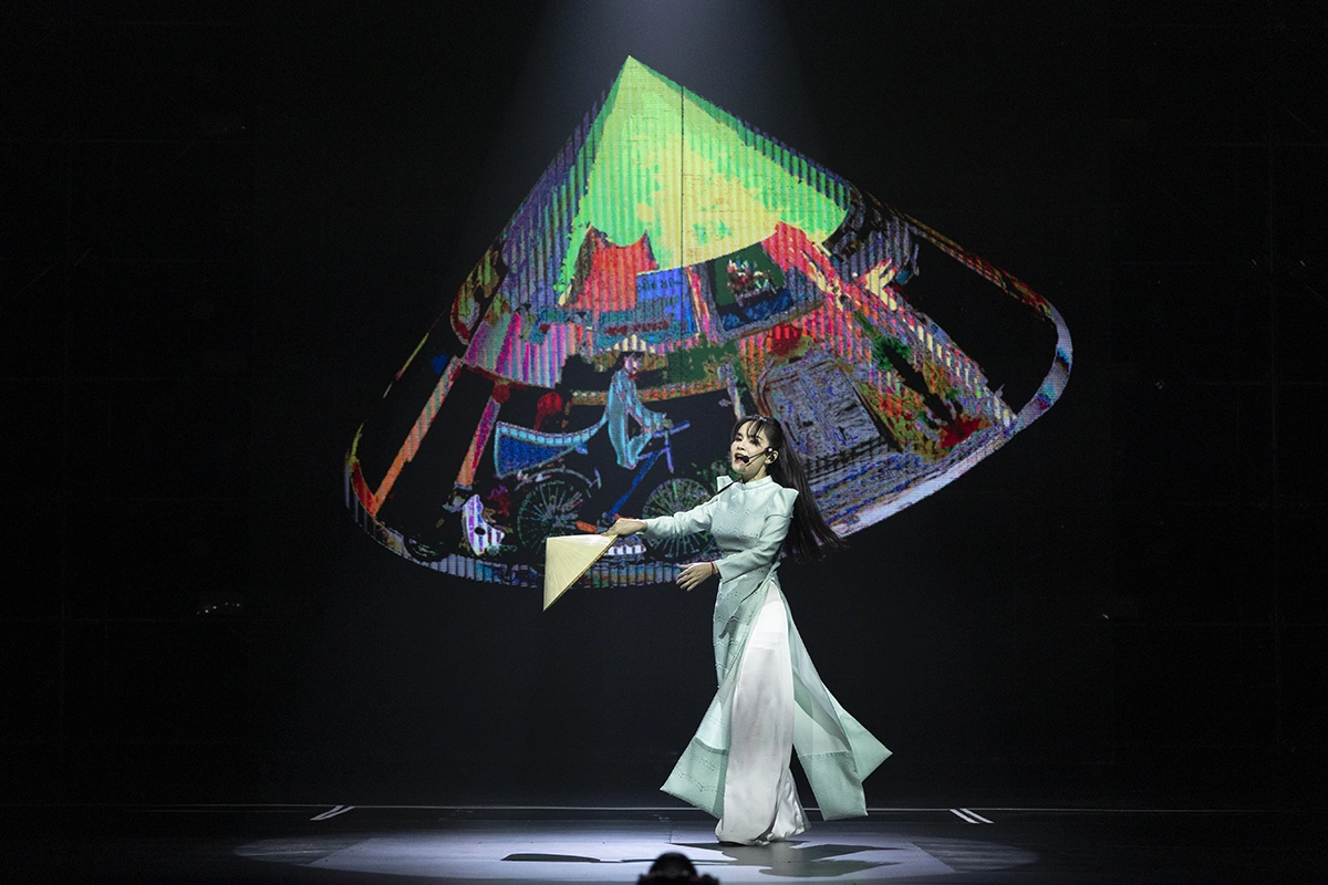Thu Ngọc hát "Áo dài ơi"