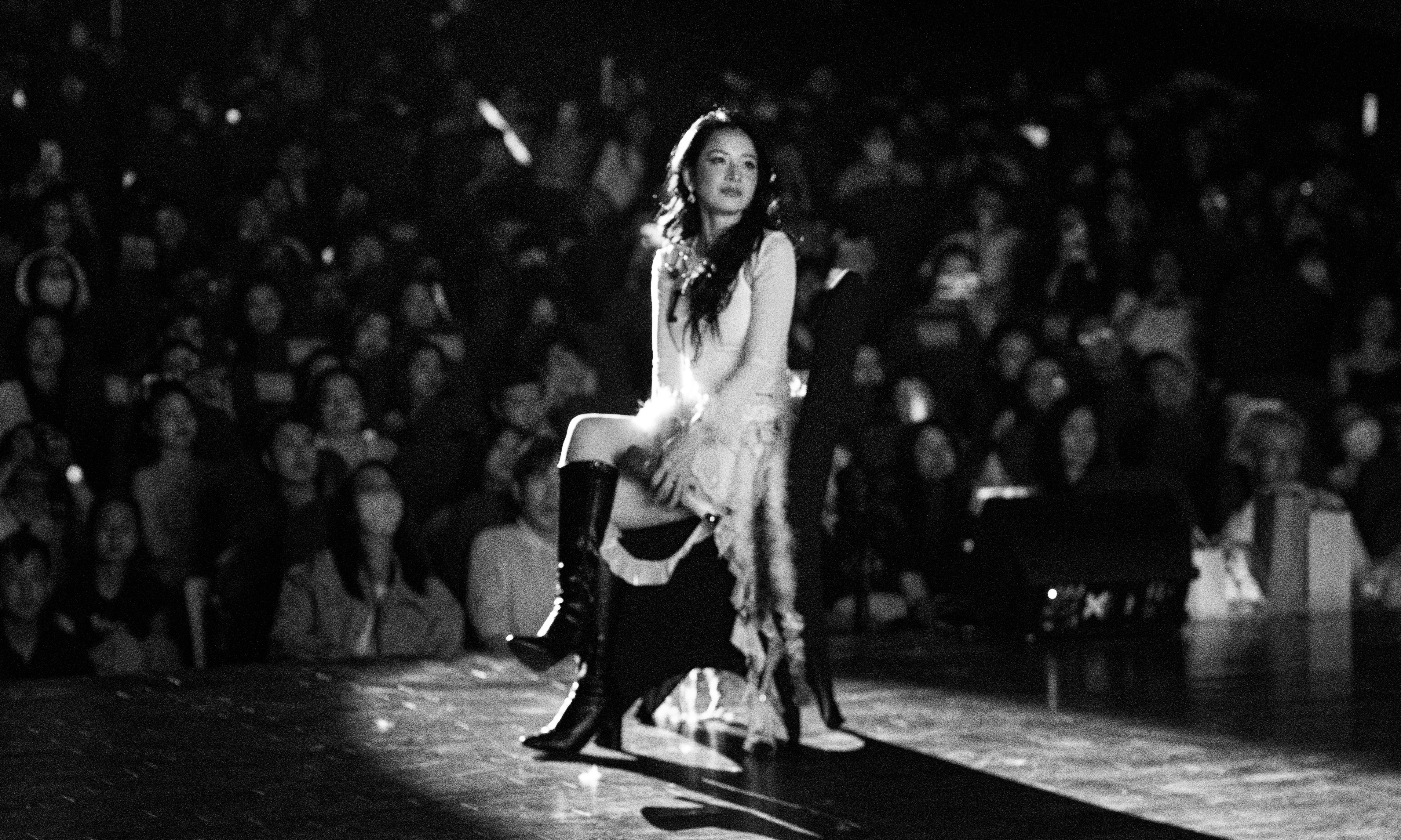 Chi Pu khóc, cười cùng fan