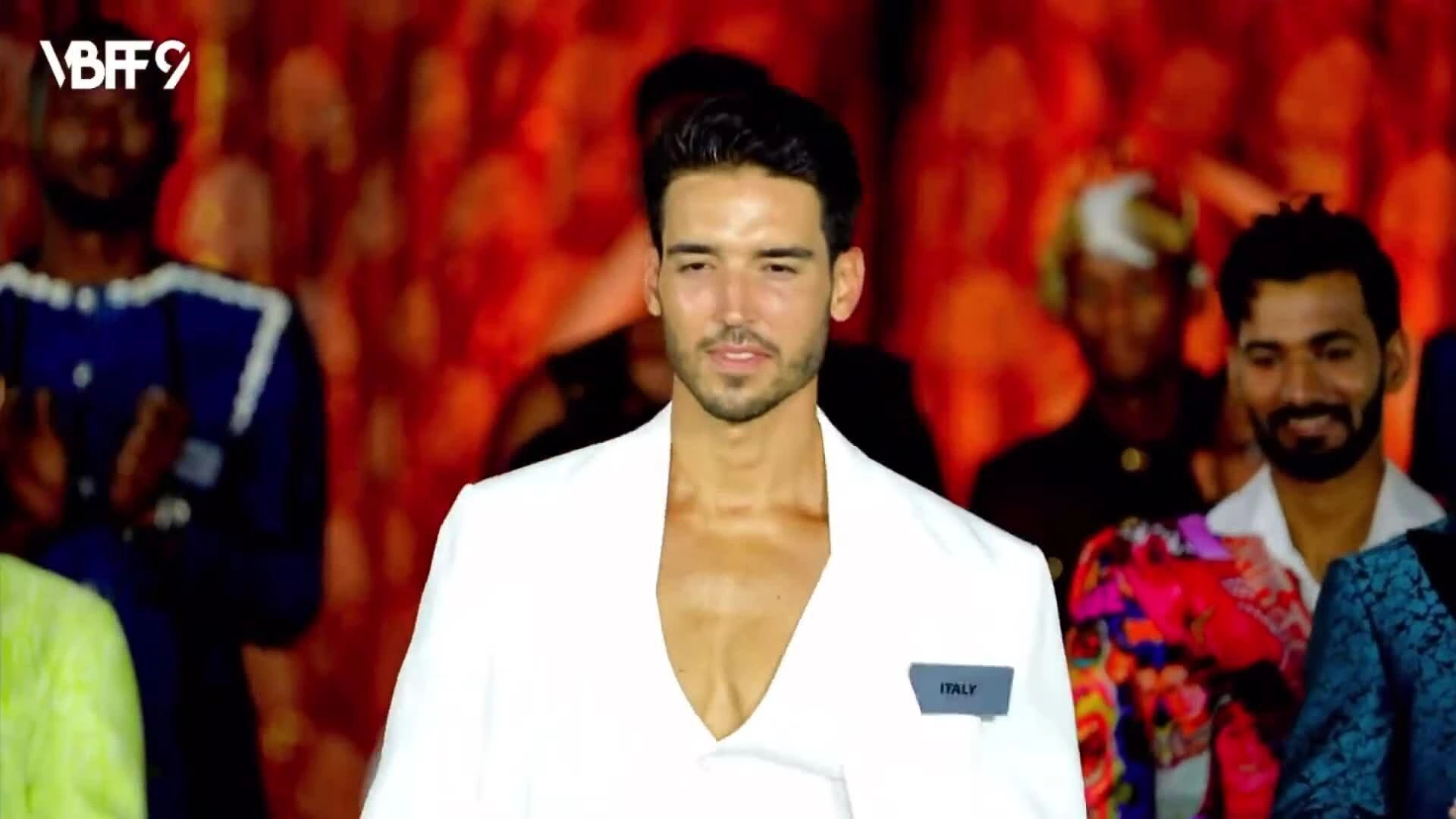 Mr World Italy gọi tên vào top 12 trình diễn thời trang