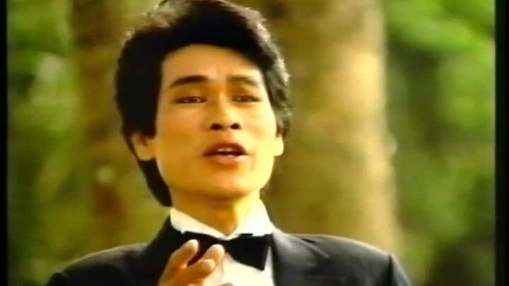 Ca sĩ Tuấn Phong hát "Thơ tình cuối mùa thu" năm 1992 (nhạc: Phan Huỳnh Điểu, thơ: Xuân Quỳnh)