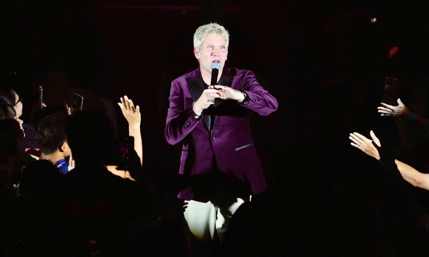 Thành viên Michael Learns To Rock hát giữa vòng vây của khán giả