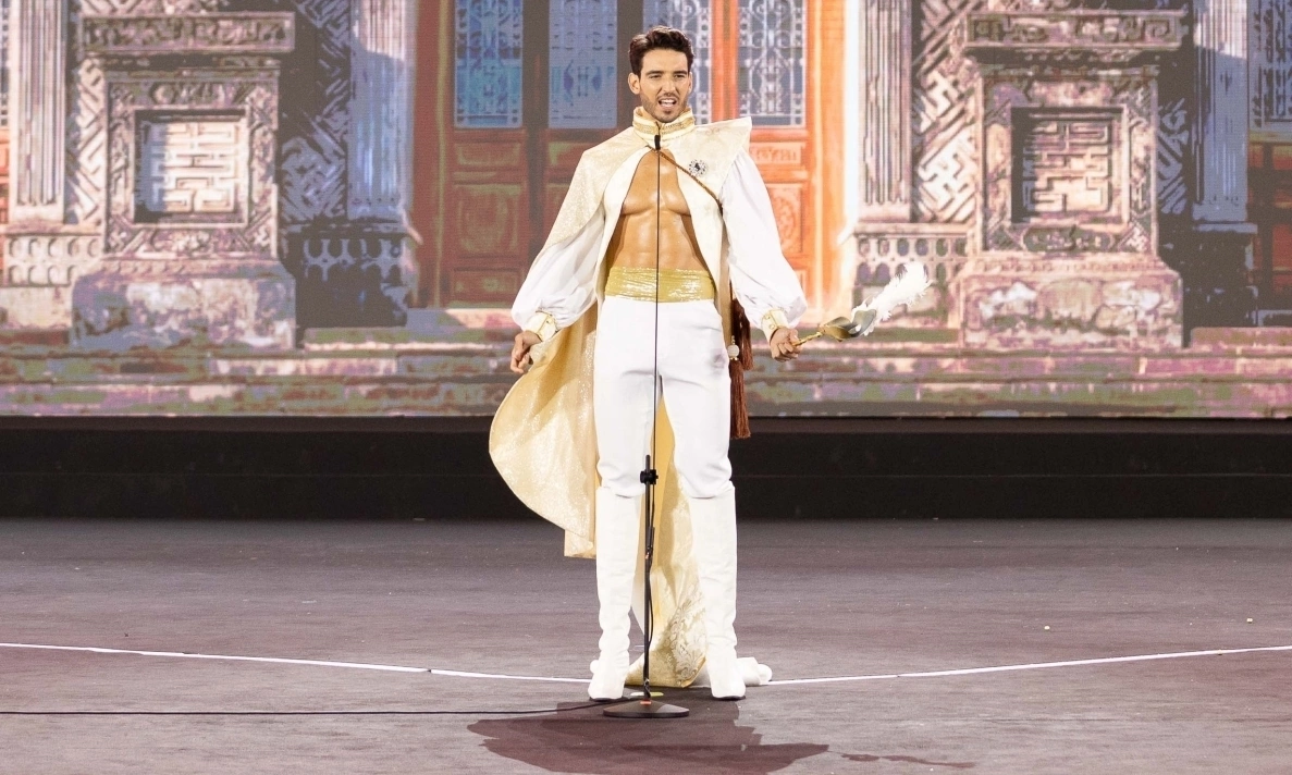 Thí sinh Italy diễn trang phục dân tộc tại Mr World
