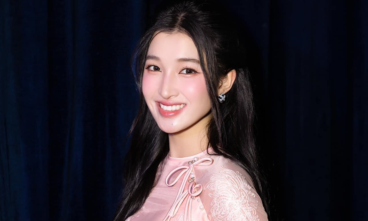 Phương Nhi tạo dáng với áo dài