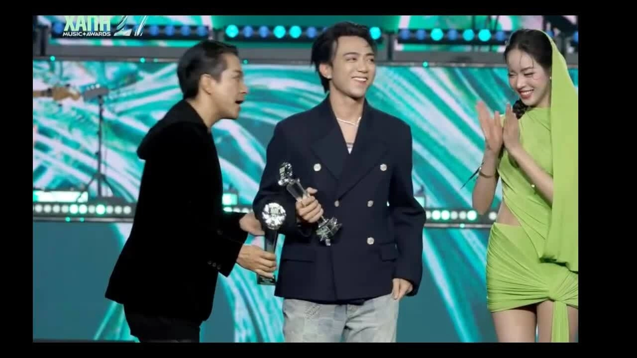 Soobin nhận giải Làn Sóng Xanh từ hoa hậu Thu Thủy