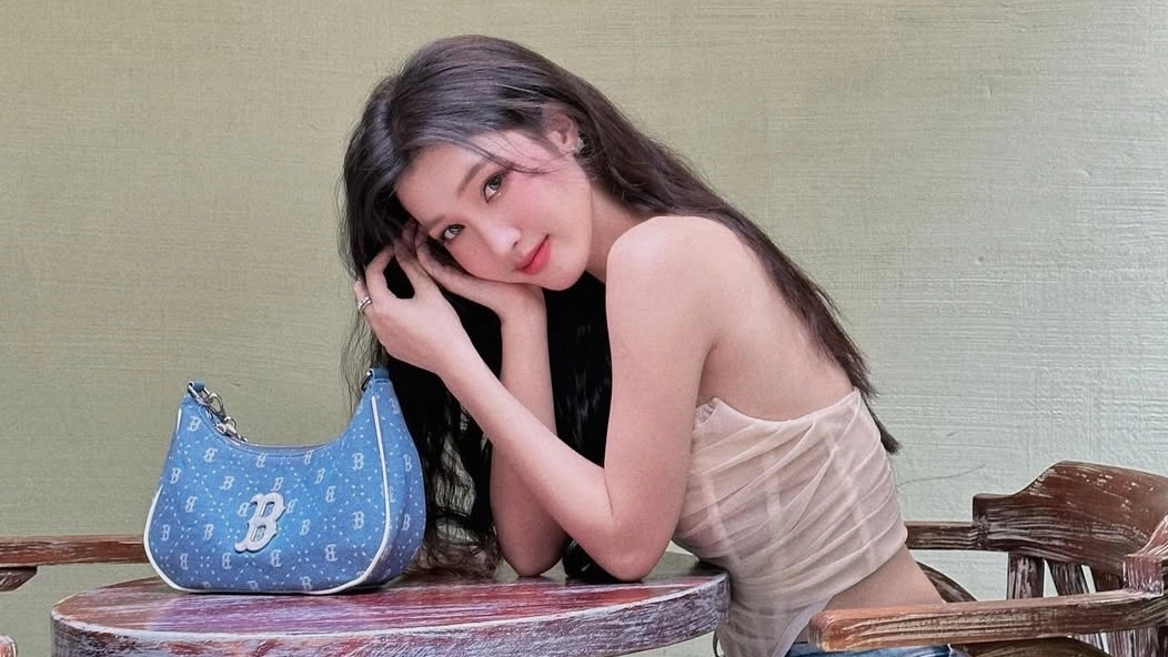 Phương Nhi khoe eo với corset