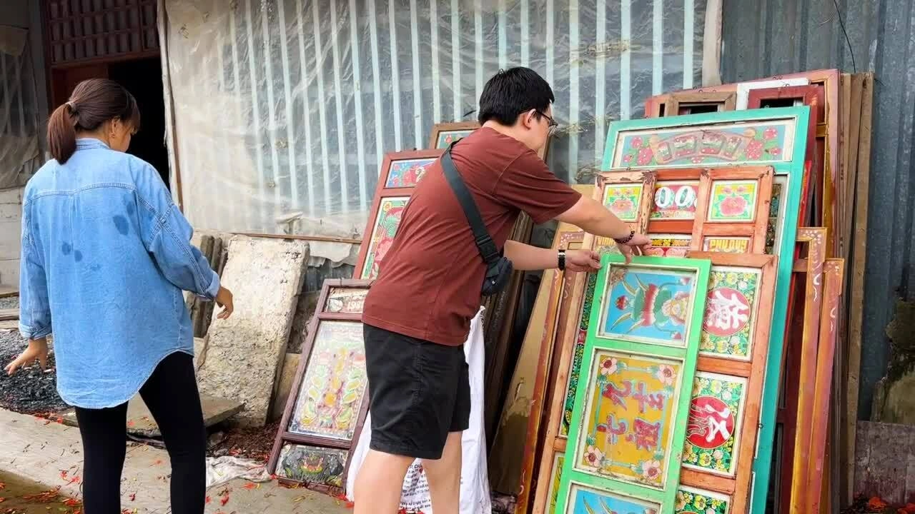 Hậu trường phục chế tranh kiếng trong "Nhà gia tiên"