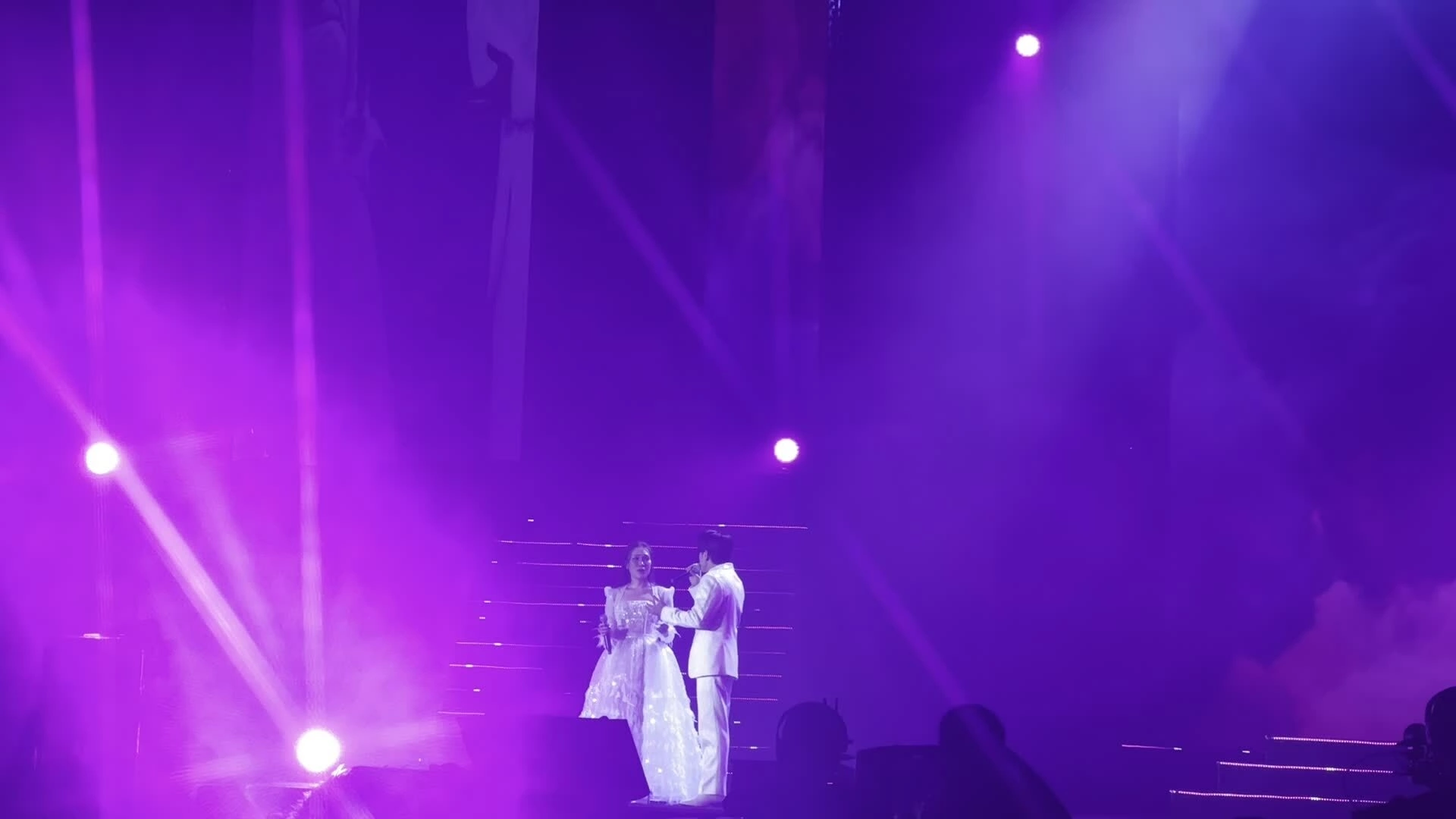 Mỹ Tâm, Đan Trường trêu nhau khi hát chung