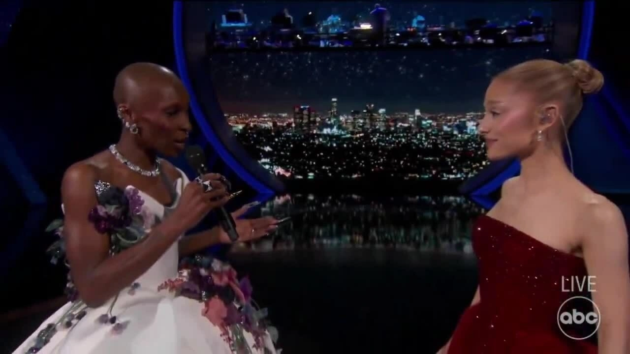 Ariana Grande hát 'Defying Gravity'