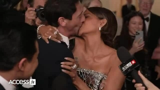 Halle Berry tái hiện nụ hôn 22 năm trước với Adrien Brody tại Oscar