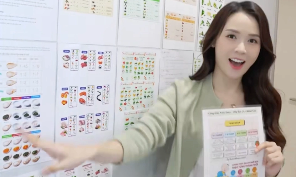 Sam chuẩn bị bữa ăn dặm cho các con