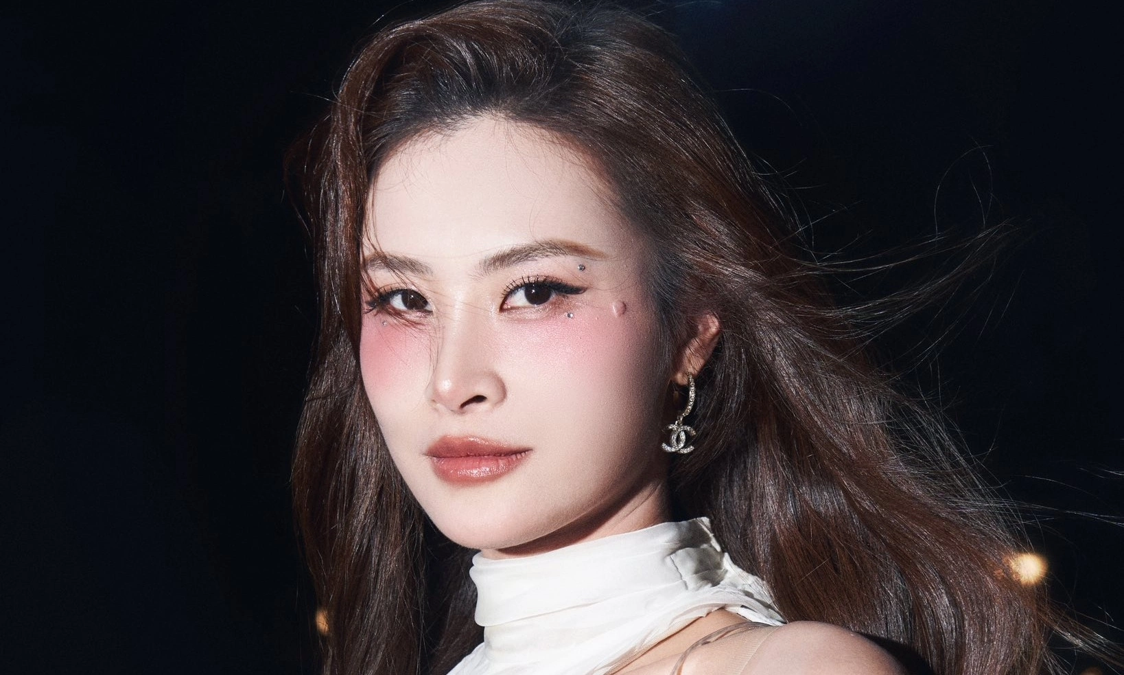 Đông Nhi: "Vượt qua hỗn loạn nổi tâm để gắn bó nghề"