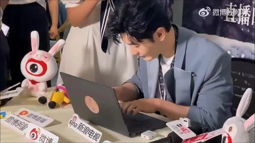 Video Huỳnh Hiểu Minh đánh máy gây sốt mạng xã hội