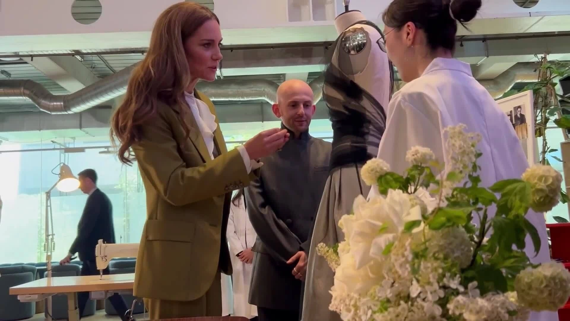 Vương phi Kate diện suit của Victoria Beckham