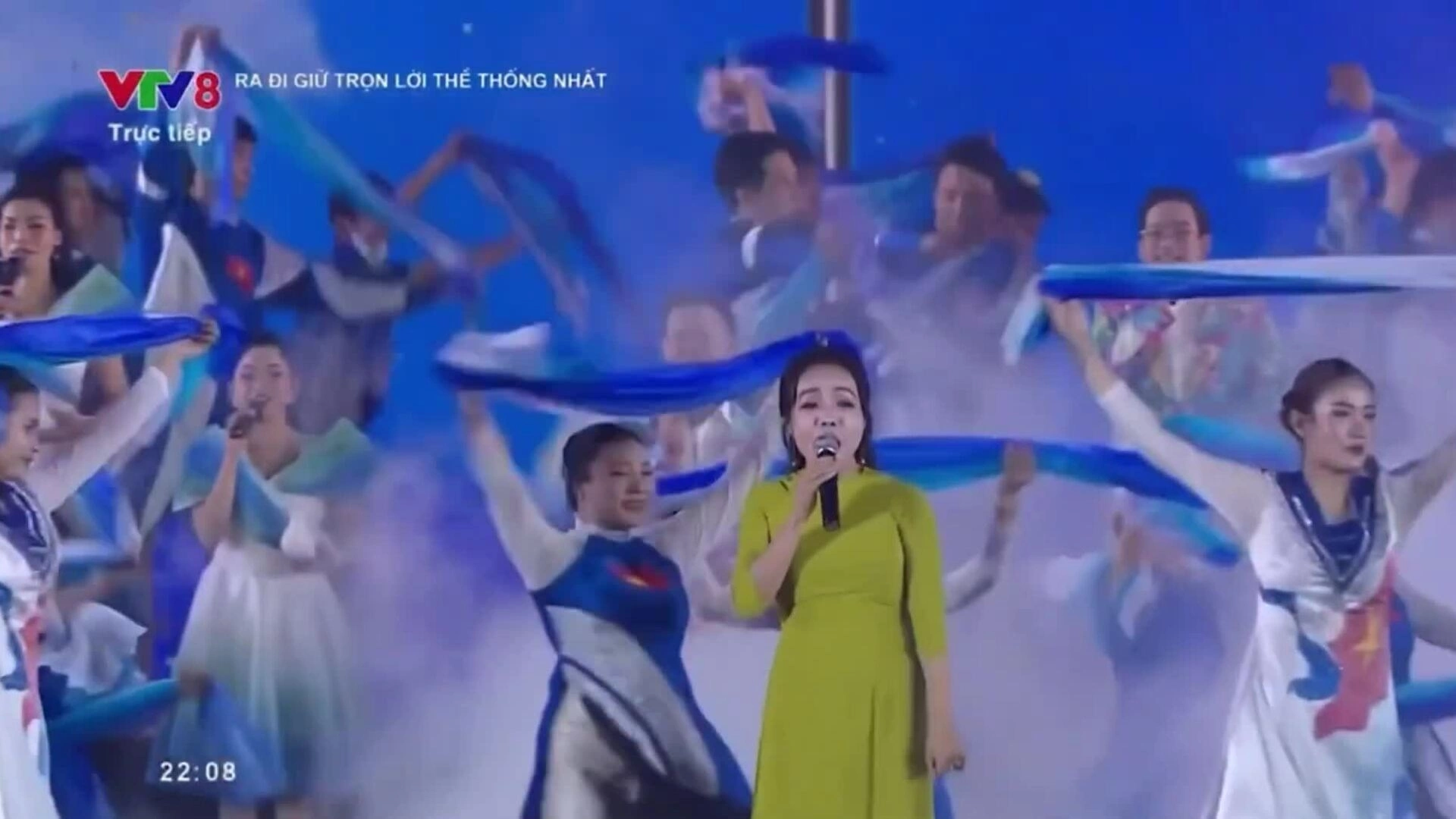 Ca sĩ Lan Anh hát 'Viết tiếp câu chuyện hòa bình nổi tiếng nhờ may mắn'