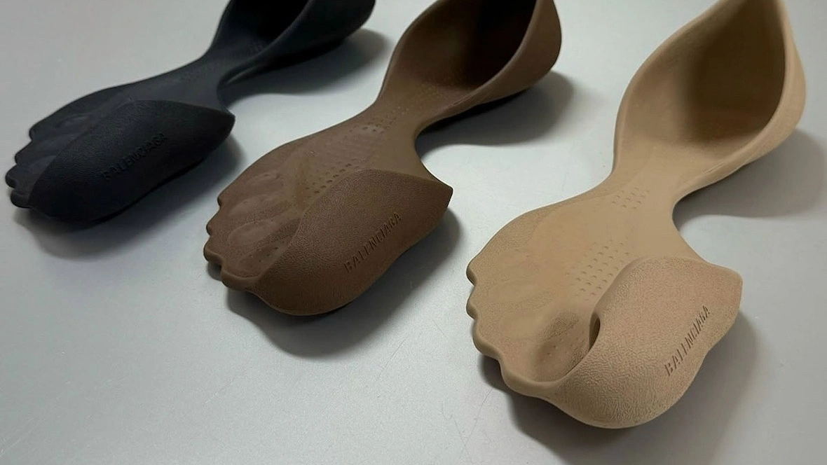 Đôi dép 'đi như không' của Balenciaga