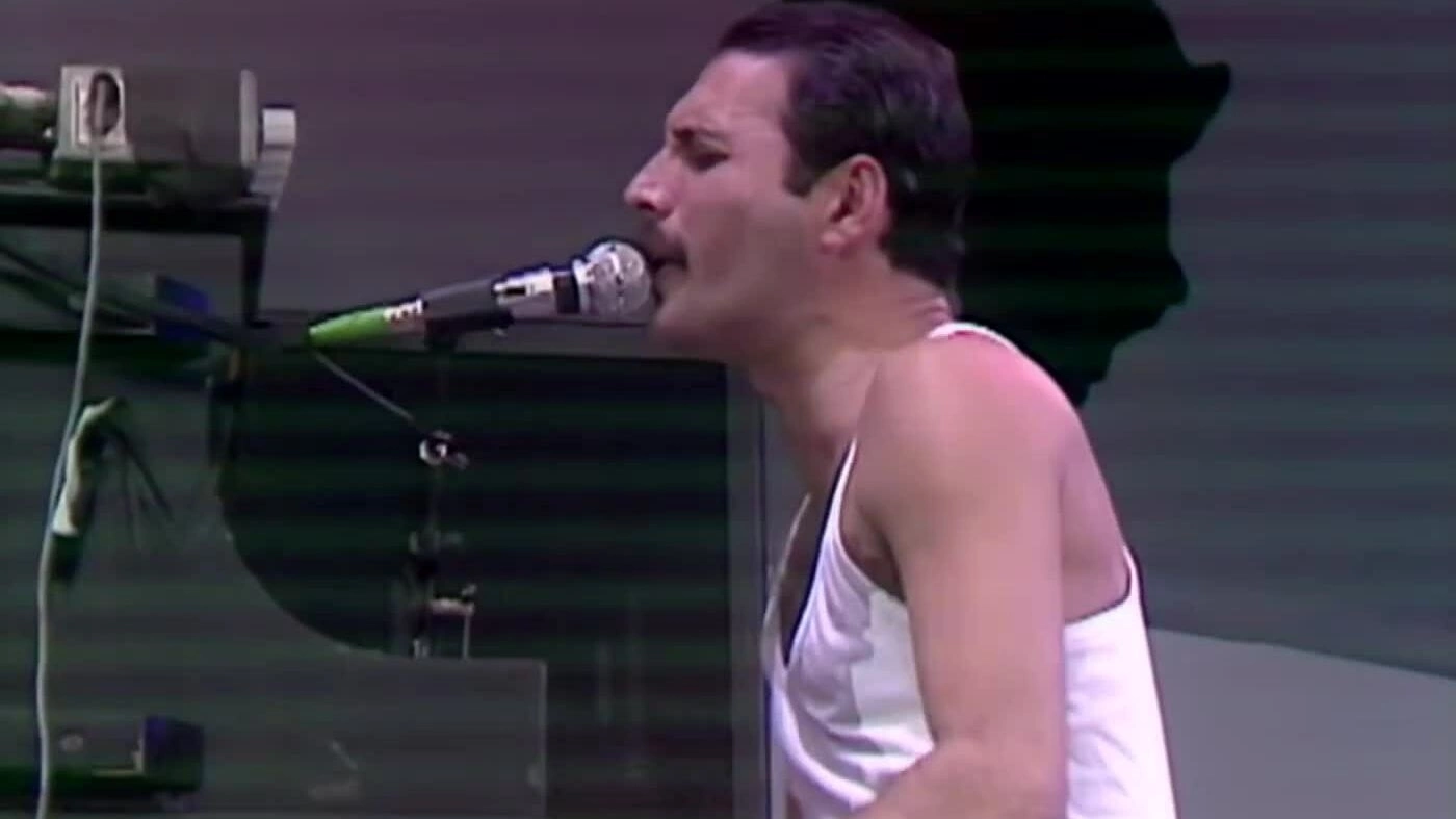 Freddie Mercury hát "Bohemian Rhapsody" cùng ban nhạc Queen