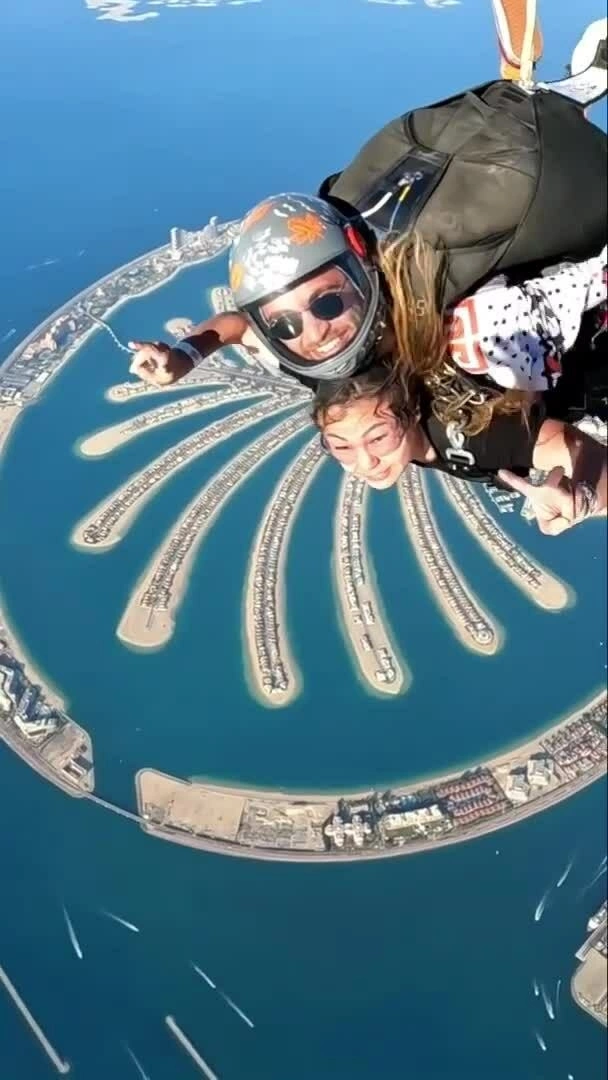 Lucy Guo nhảy dù ở Dubai