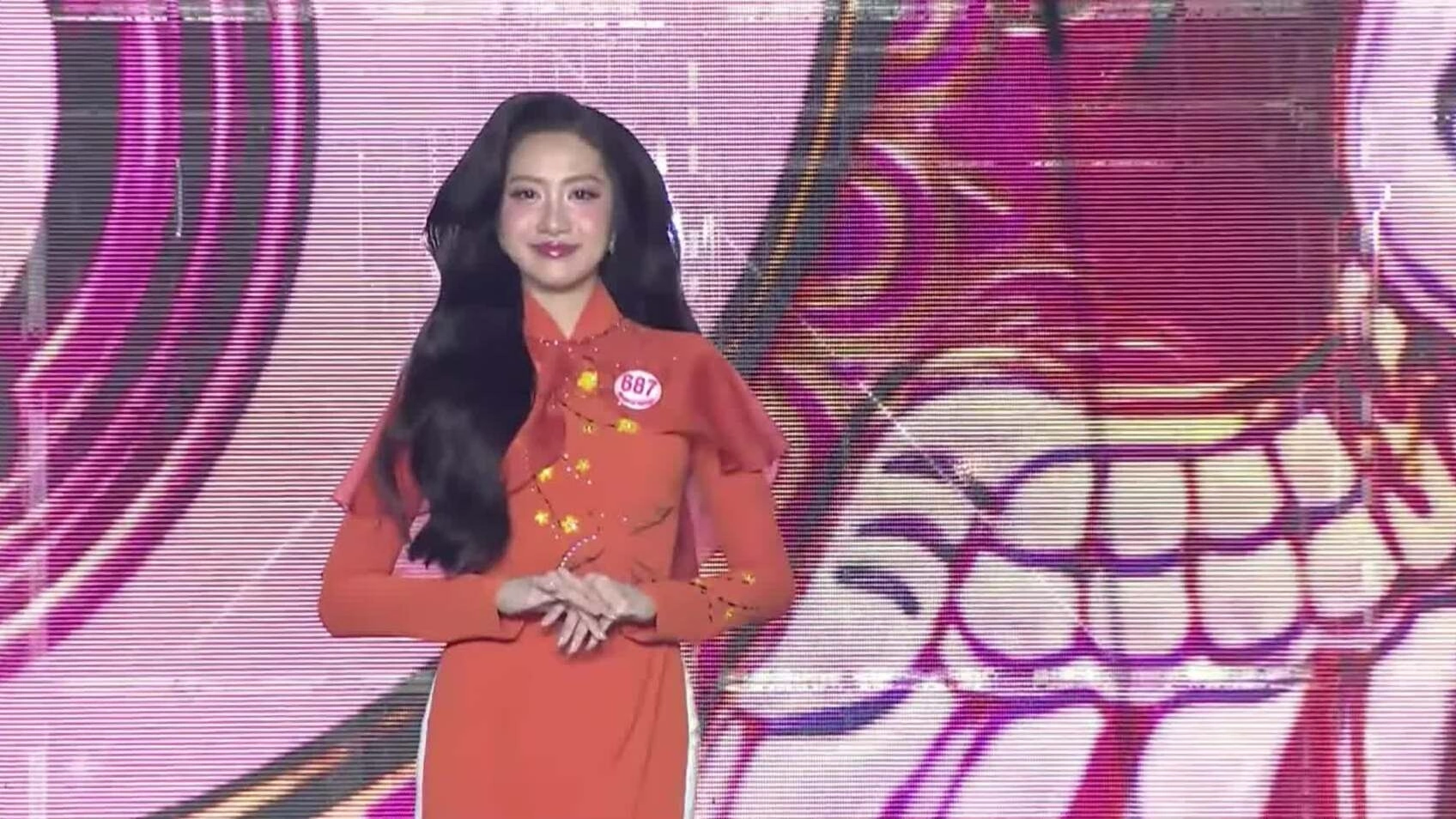 Hoa hậu Trúc Linh trong phần thi áo dài