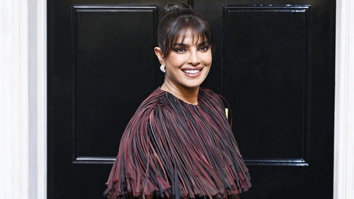 Priyanka Chopra nhảy trên phố