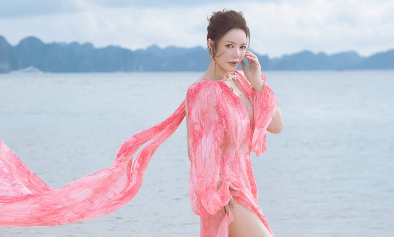 Vẻ gợi cảm ở tuổi 44 của Lý Nhã Kỳ