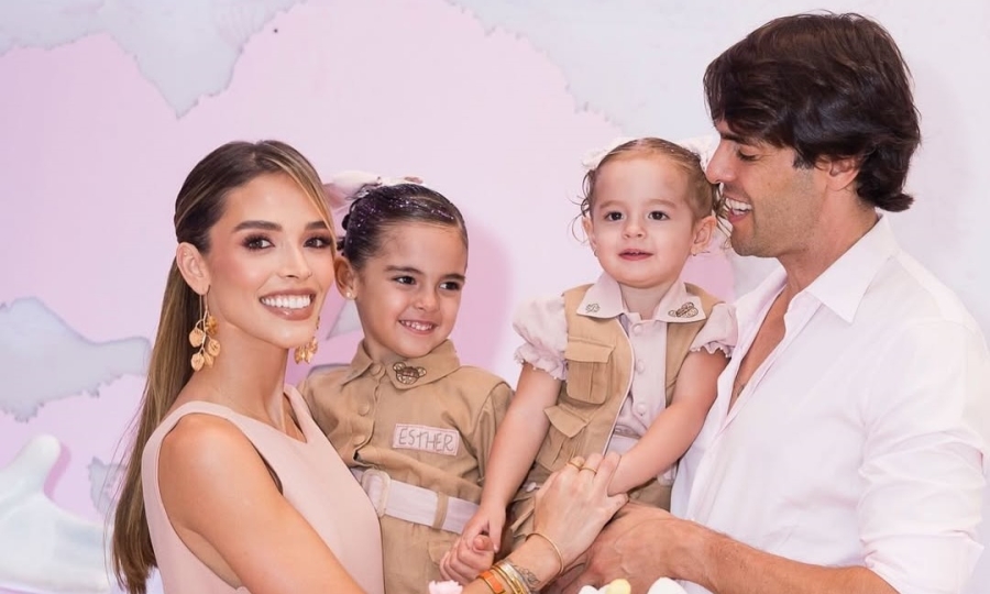 Trang phục sánh đôi của 'thiên thần' Kaka và vợ hai