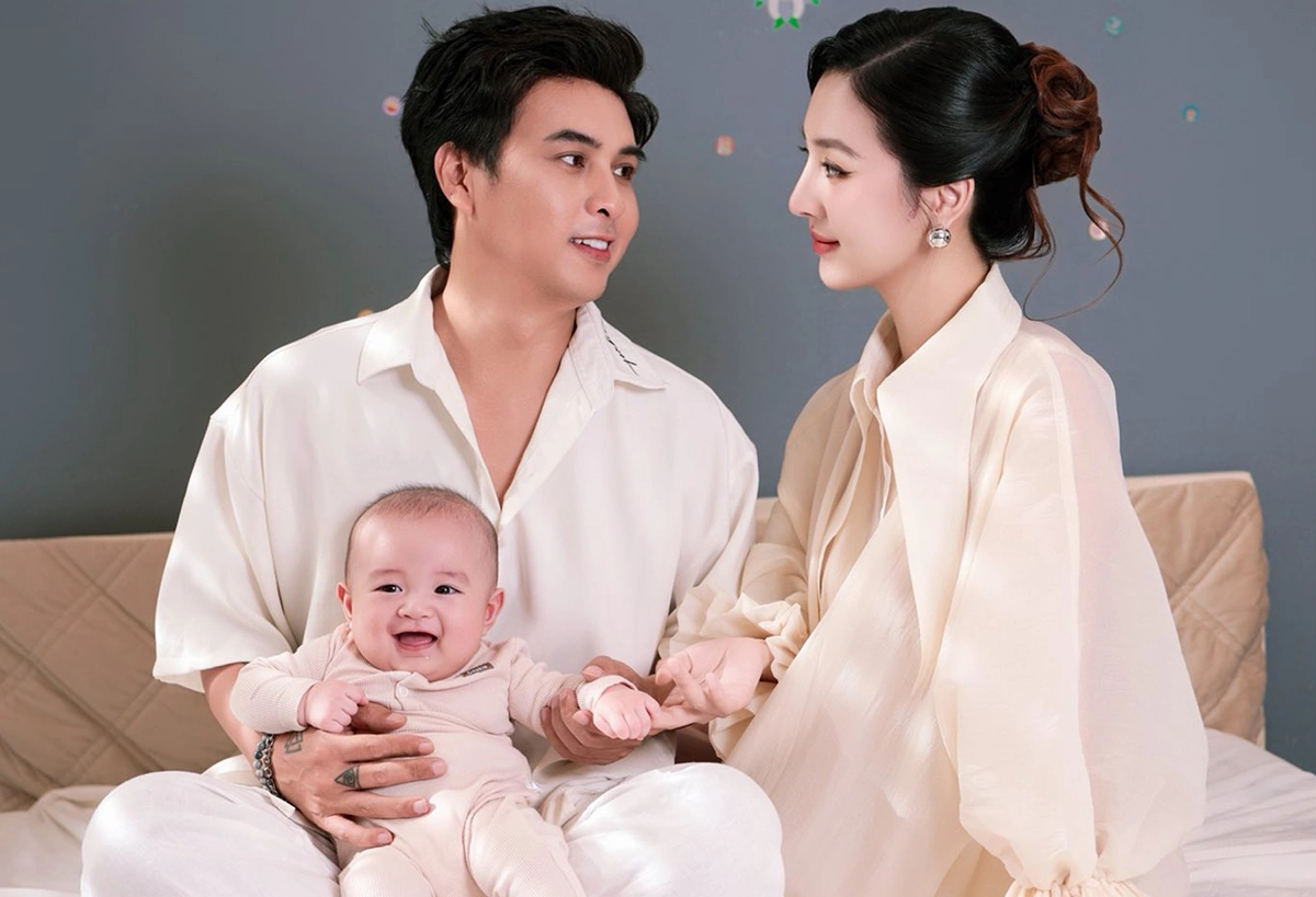 Hồ Quang Hiếu chăm sóc con trai khi đi du lịch