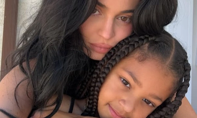 Kylie Jenner và con gái hát theo 'Pretty Little Baby"