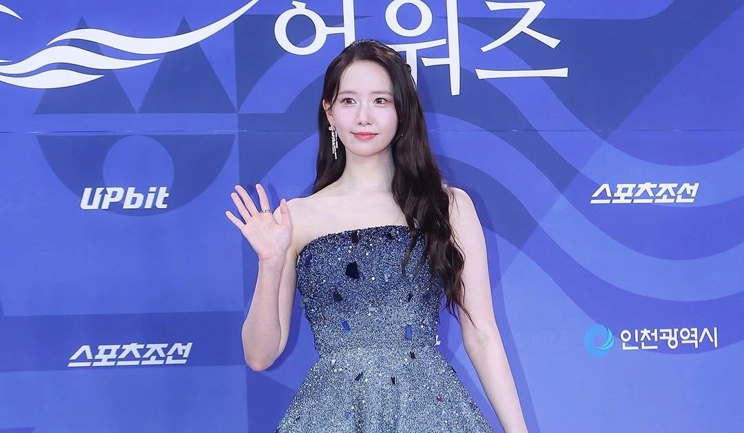 Yoona trên thảm đỏ truyền hình Rồng Xanh