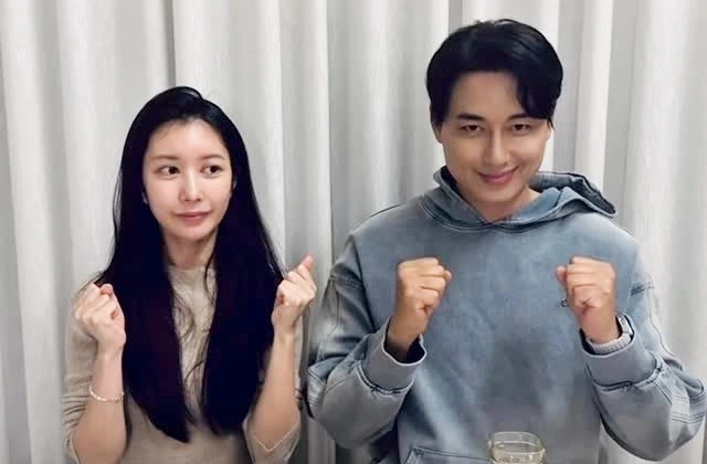 Khoảnh khắc vui nhộn của Lee Ji Hoon và vợ Nhật