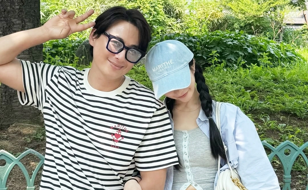Vợ chồng Lee Ji Hoon cùng con dạo công viên