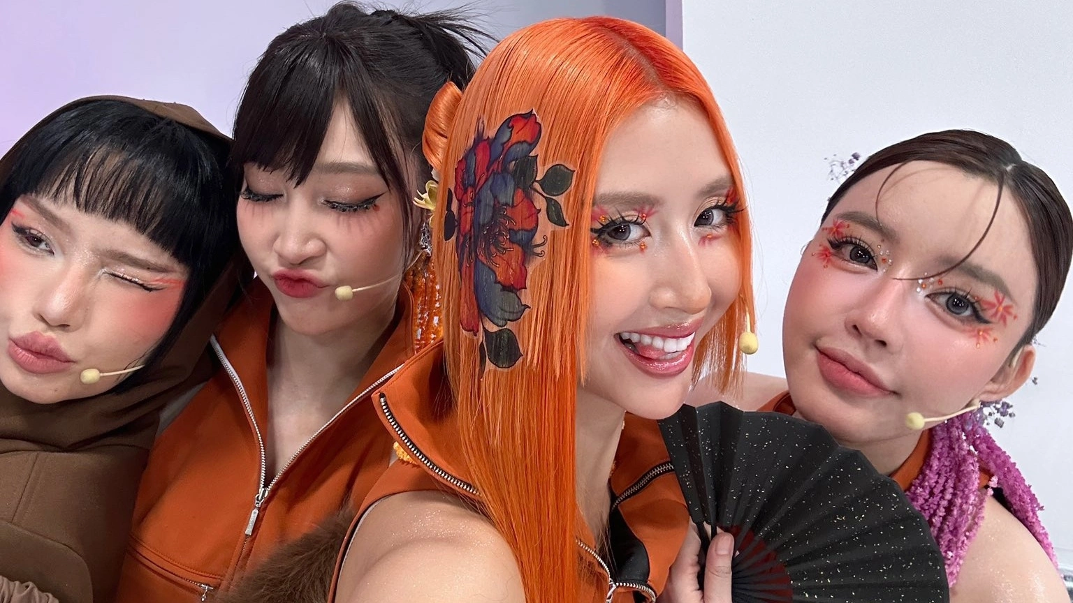 Hậu trường Quỳnh Anh Shyn và các "em xinh" vui đùa ở hậu trường