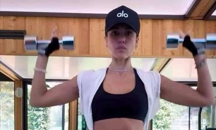 Jessica Alba tập thể dục