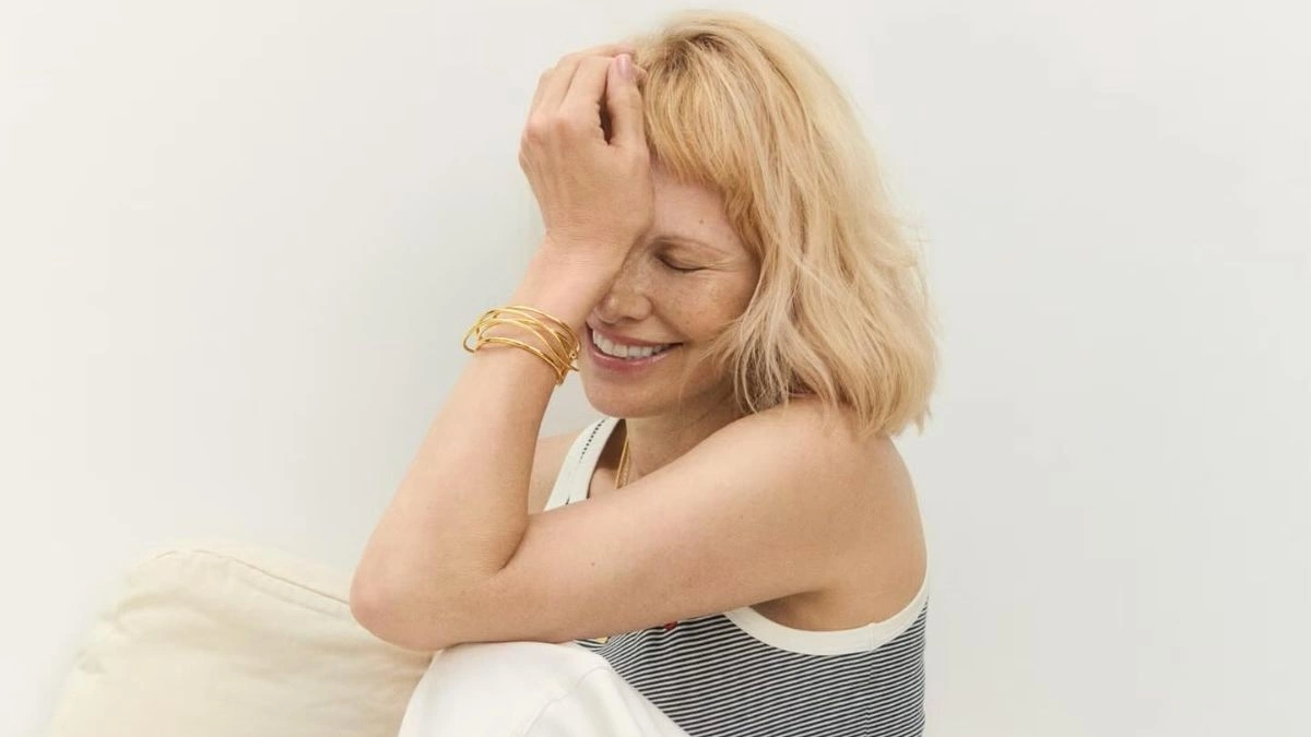 Pamela Anderson trên tạp chí Harper's Bazaar