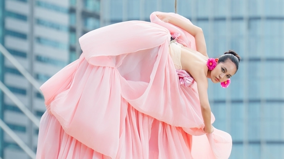 Hằng Ngô thực hiện thử thách chụp ảnh trên cao ở Vietnam's Next Top Model