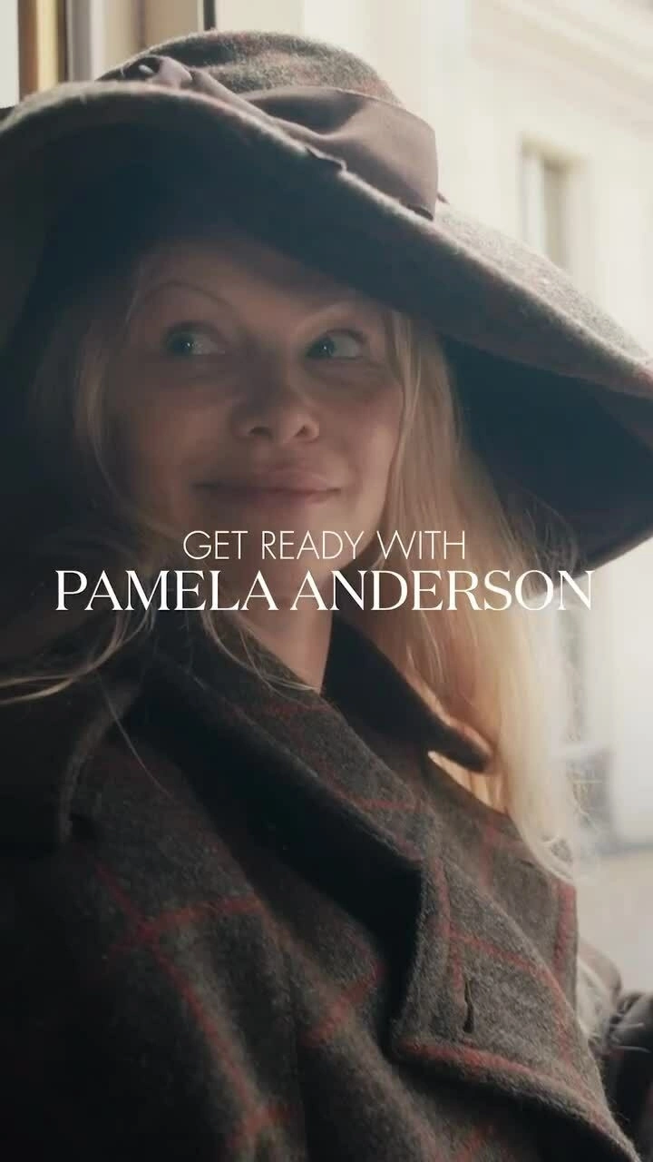 Pamela Anderson chuẩn bị cho tuần thời trang Paris 2023