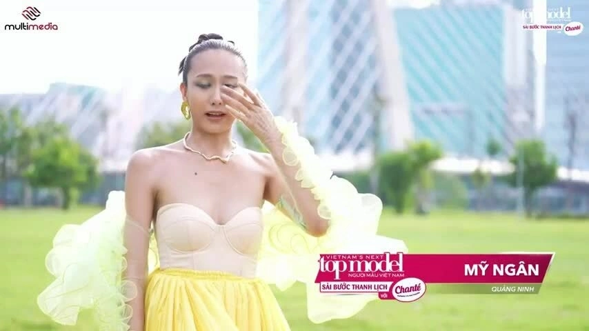 Vũ Mỹ Ngân khóc khi thực hiện thử thách chụp ảnh trên không