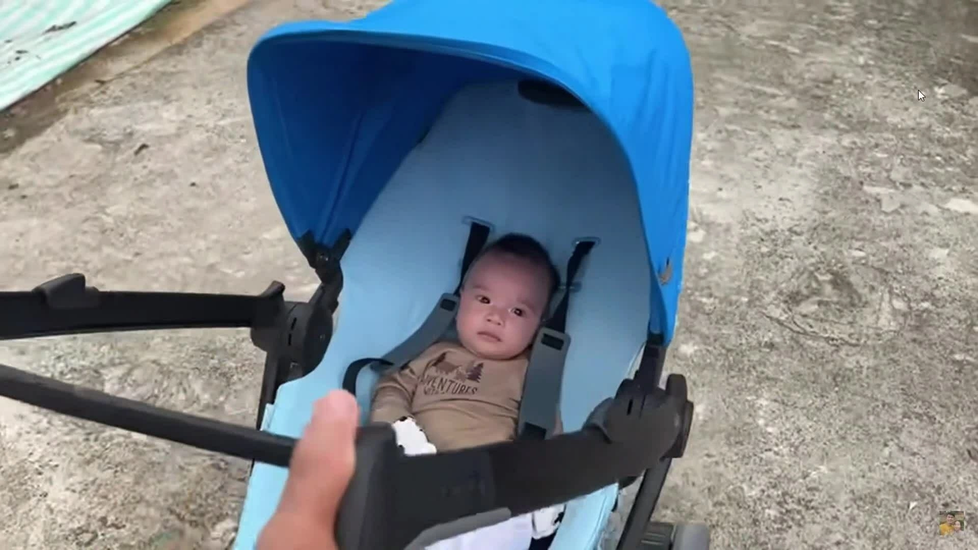 Tiết Cương chơi với con trai