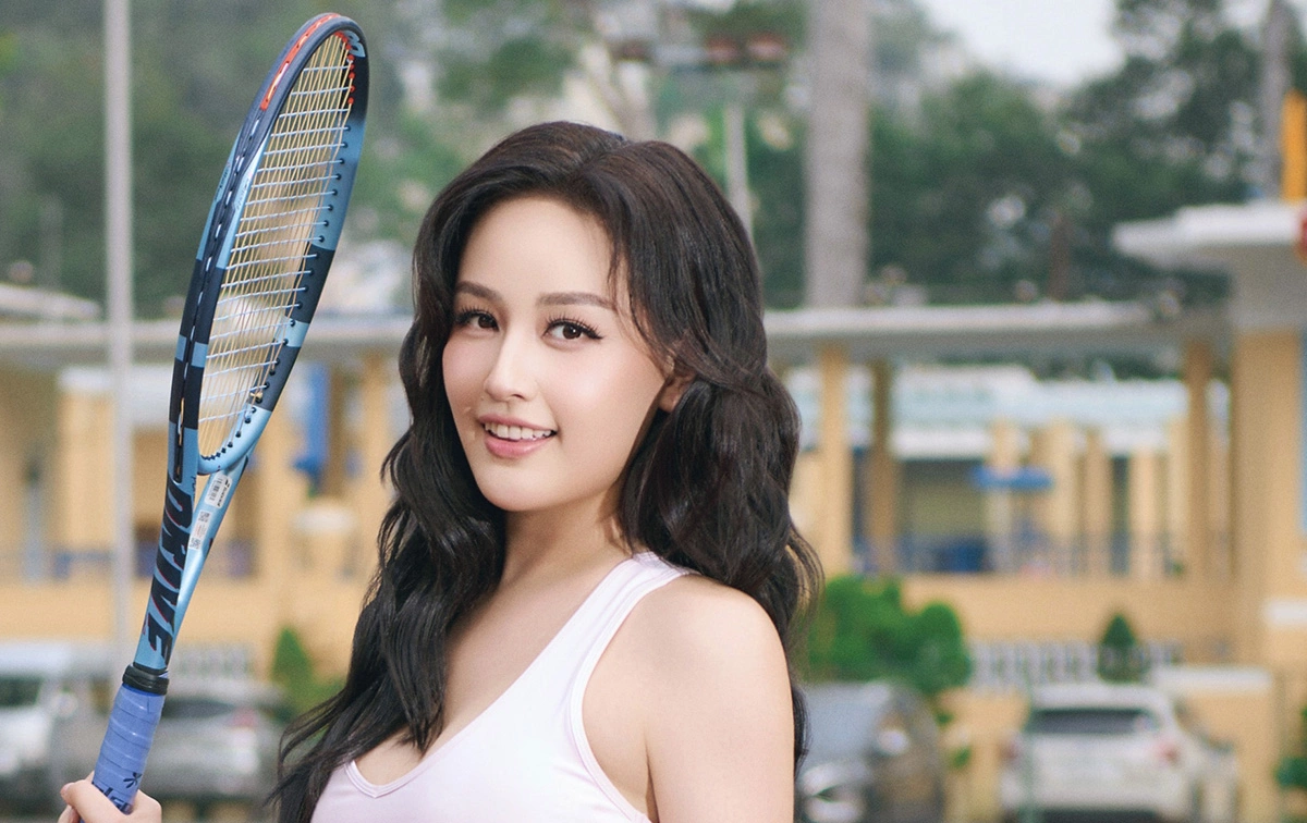 Mai Phương Thúy tập thế đánh tennis