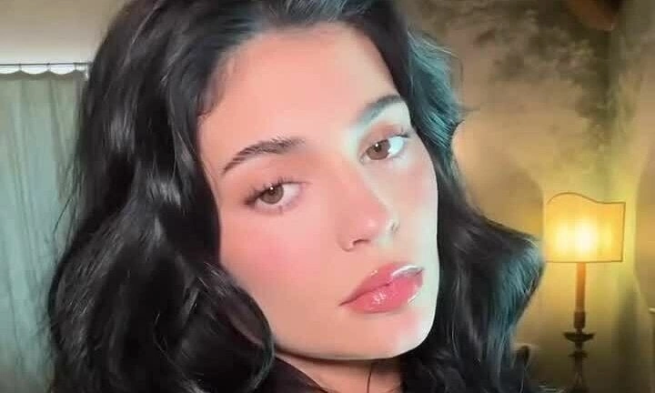 Kylie Jenner trang điểm