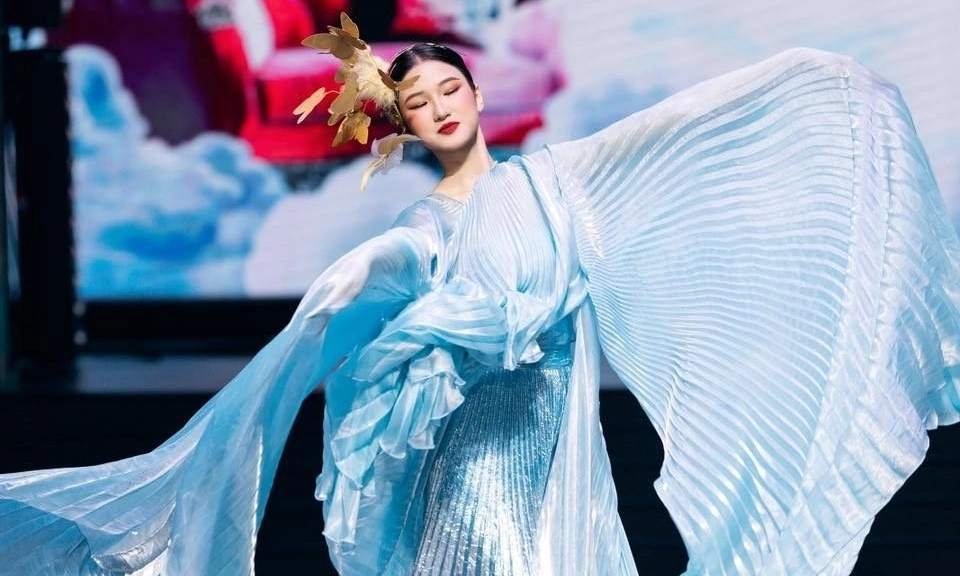 Nàng Mơ múa trên sàn diễn