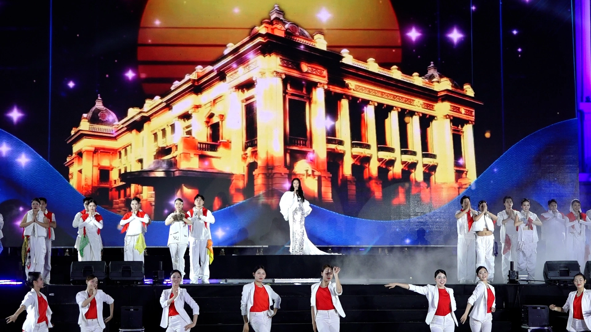 Hà Nội light up the city - Văn Mai Hương