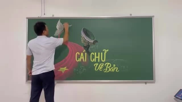 Thầy Nguyễn Trí Hạnh vẽ tranh bằng phấn