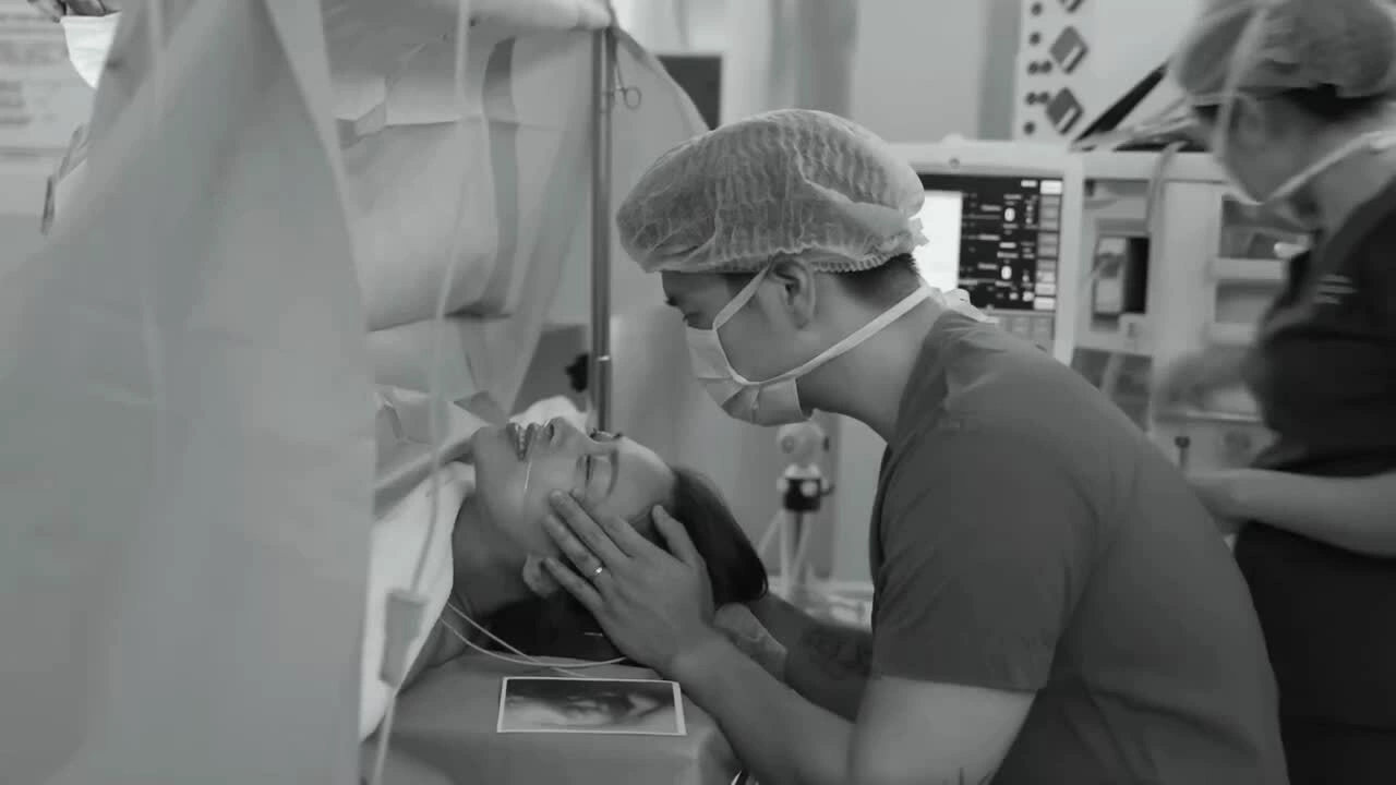 Vợ chồng Ngô Thanh Vân khóc khi con chào đời đầu tháng 8